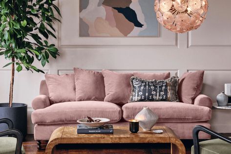 Living Room Decor Pink Sofa, Dusty Pink Couch Living Rooms, Dusty Rose Sofa Living Rooms, Pink Sofa Living Room Ideas Vintage, Dusty Pink Sofa Living Room Ideas, Beige Pink And Gold Living Room, Living Room With Pink Sofa, Pink And Cream Living Room, Blush Pink Sofa Living Room