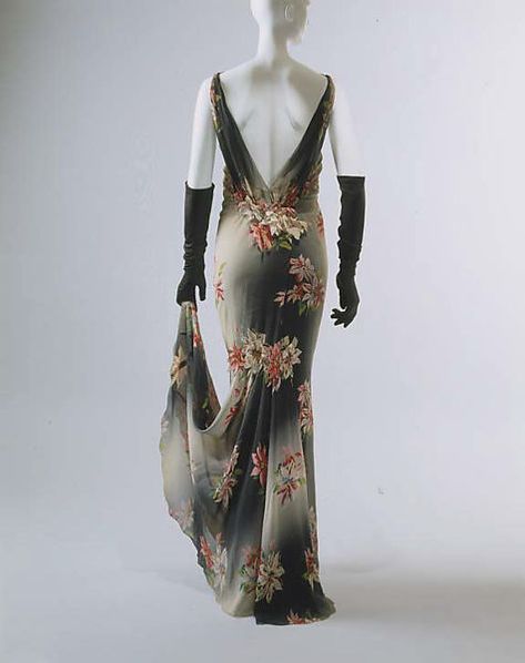 Evening dress spring/summer 1935 House of Chanel At the end of the 1920s, a dramatic shift in the approach to decoration occurred. The prior emphasis on lavish surface embellishment frugally transferred to printed textiles, which were fashioned in a variety of romantic permutations. This elegant ombré-dyed silk chiffon evening dress is composed from a fabric that was likely created for Gabrielle Chanel in her own Tissus Chanel factory at Asnières-sur-Seine (formerly Tricots Chanel). Vintage Chanel Clothing, 1930 Fashion, Chanel Dress, 1930s Dress, Chiffon Evening Dresses, History Fashion, French Fashion Designers, 1930s Fashion, Costume Institute