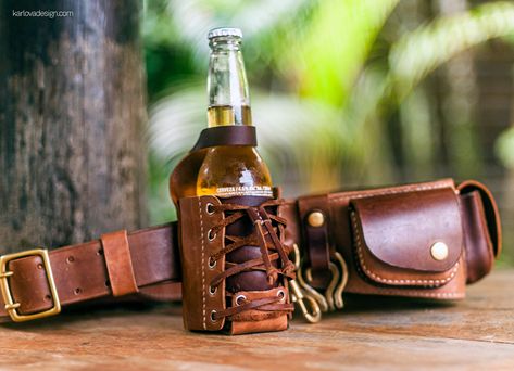 Adjustable drink holster. PDF pattern available on the website. #karlova #karlovadesign #leatherwork #leathercraft #leatherpattern Holster Pattern, Thermo Mug, Cozy Diy, Leather Working Patterns, Leather Craft Patterns, Utility Belt, Leather Corset, Cross Bag, Leather Projects