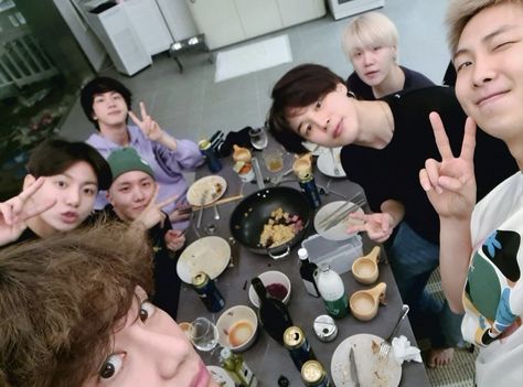 Eat Together, Bts Group Photos, Group Of People, Bts Group, I Love Bts, Bts Bangtan Boy, Foto Bts, Bts Pictures, Bts Photo