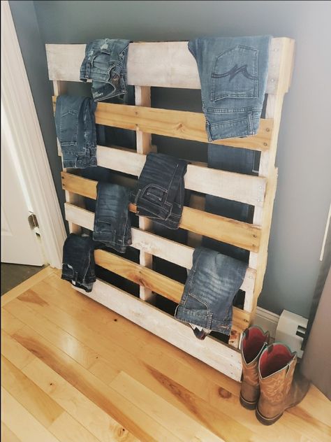 Diy Western Shoe Rack, Country Bed Ideas, Western Shoe Rack, Western Organization, Jean Rack, Shed Room Ideas, Country Room Ideas, Jean Wall, Western Room Ideas