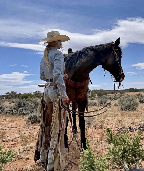 Riding Outfit Western, Wrangler Outfits, Horse Riding Outfit Western, Western Riding Clothes, Cowgirl Photography, Real Cowgirl, Good Couple, Woman Riding Horse, Outfit Western