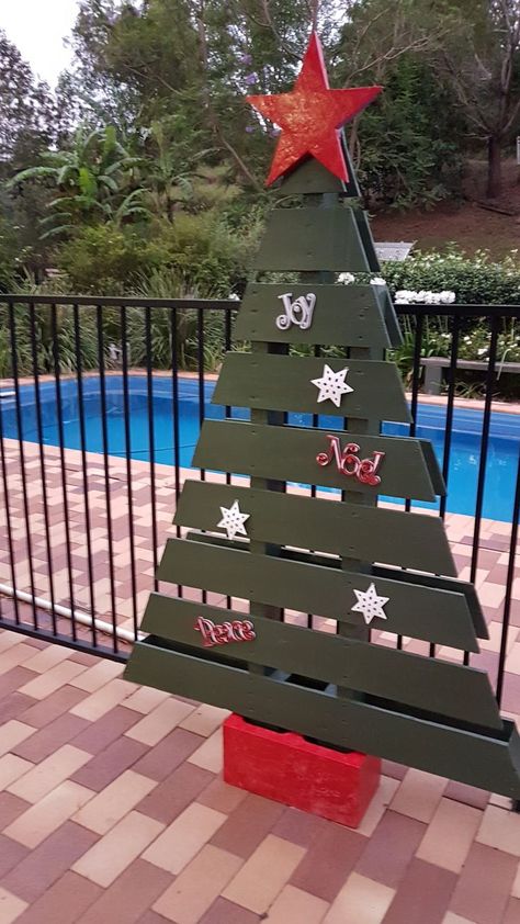 Christmas Tree Decor Ideas 2023, Pallet Wood Christmas Tree, Outdoor Christmas Decorations Yard, Outdoor Christmas Diy, Christmas Tree Decor Ideas, Tree Decor Ideas, Christmas Diy Wood, Pallet Christmas Tree, Wooden Christmas Crafts