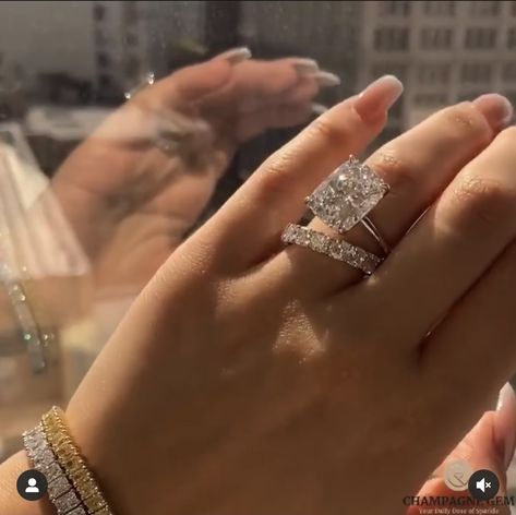 Big Rings Wedding, Big Sparkly Engagement Rings, Wedding Ring Extravagant, Flashy Wedding Rings, Bougie Ring, Gold Wedding Rings Big, Big Rock Engagement Ring, Luxury Engagement Rings Expensive Taste, Big Wedding Rings Expensive