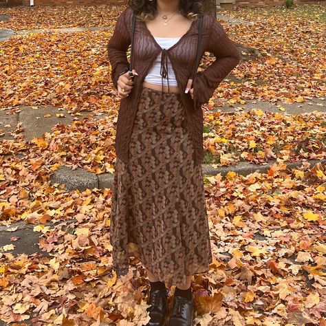 Poetry Reading Outfit, Earthy Feminine Aesthetic, 90s Witch Outfits, Long Jean Dress Outfit, Green Floral Skirt Outfit, Long Brown Skirt Outfit, Hippie Outfits Women, Afternoon Tea Outfit, Mid Size Fashion