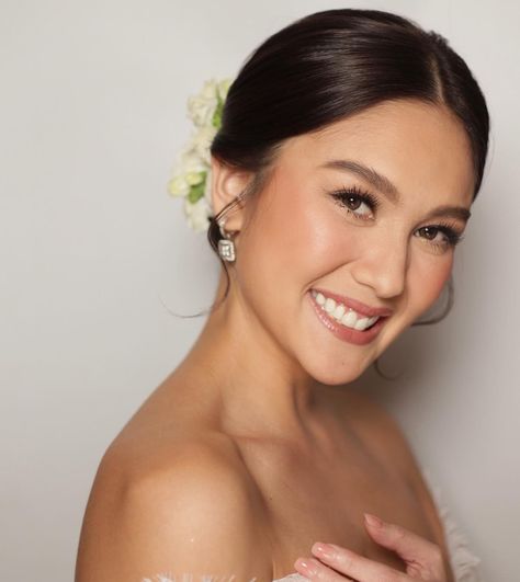 Bridal Makeup Half Asian, Filipino Makeup Looks Wedding, Simple Asian Wedding Makeup, Classic Makeup Wedding, Wedding Makeup Medium Skin Tone, Asian Wedding Makeup Looks, Natural Bridal Makeup Round Face, Asian Bridal Makeup Looks, Wedding Makeup For Filipino Brides