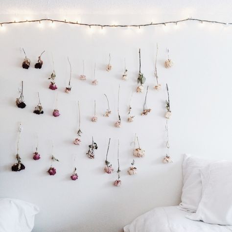 Hang dried flowers upside down from darkest to lightest, to create an ombré feature wall. Pressed Flowers Diy, Flower Bedroom, Creative Wall Decor, Diy Ombre, Dried And Pressed Flowers, Style Deco, Creative Wall, Flower Wall Decor, My New Room