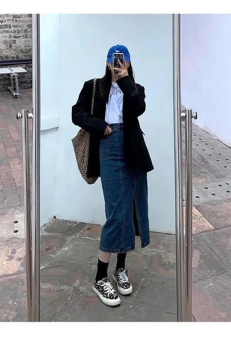 Denim Skirt Outfit Autumn, Denim Long Skirt Outfit, How To Style A Denim Skirt, Long Denim Skirt Outfit, Skirt Outfits Korean, Denim Skirt Outfit, Denim Skirt Fashion, Jean Skirt Outfits, Denim Shorts Outfit