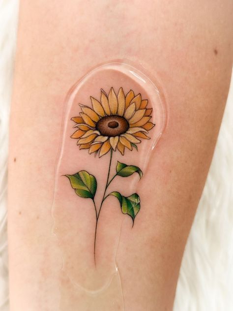 Mini Sunflower Tattoo, Tattoos For Mum, Girasoles Tattoo, 3d Flower Tattoos, Uv Tattoo, Mini Sunflowers, Sunflower Tattoos, Botanical Tattoo, Mom Ideas