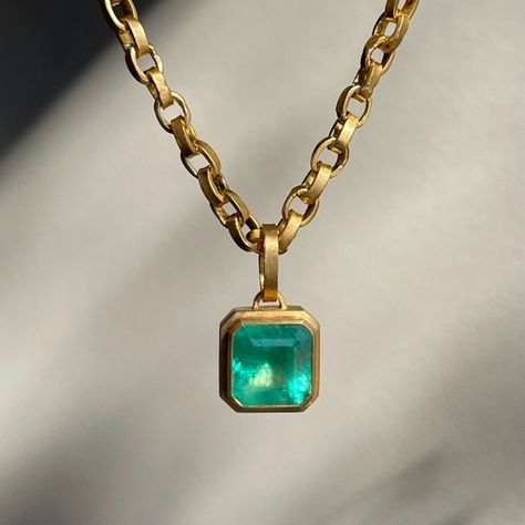 Biedermeier Furniture, Arabic Jewelry, Mens Gold Jewelry, Chocker Necklace, Dope Jewelry, Jewelry Design Earrings, Colombian Emeralds, Emerald Jewelry, Gems Jewelry