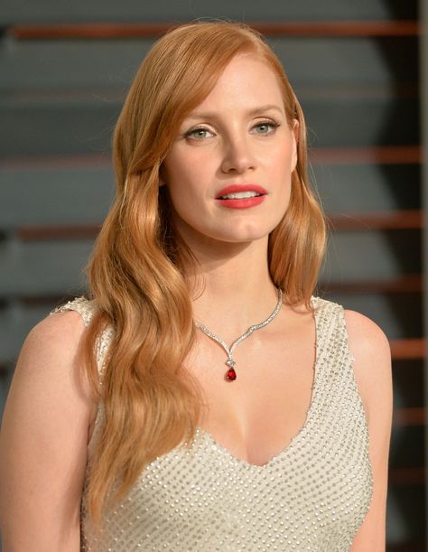 Jessica Chastain always picks the BEST lippie colors! Strawberry Blonde Hair Color, Short Red Hair, Blonde Tones, Beautiful Red Hair, Strawberry Blonde Hair, Trending Hairstyles, Jessica Chastain, Hair Colorist, Strawberry Blonde