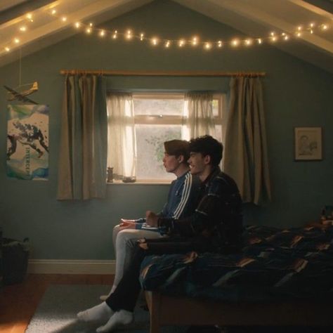 Heartstopper Show, Heartstopper Series, Nick And Charlie Heartstopper, Kit Conor, Heartstopper Aesthetic, Heartstopper Netflix, Charlie Heartstopper, Movie Bedroom, My Life Is Boring