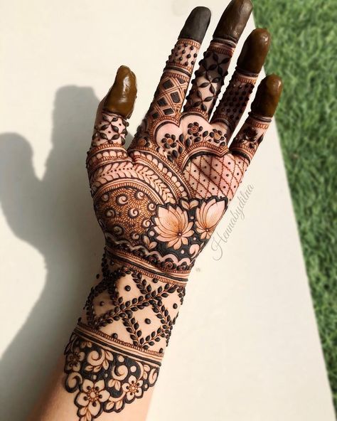 Front Mehndi Design, Mehndi Designs Bridal Hands, Very Simple Mehndi Designs, Modern Mehndi Designs, Simple Mehndi Designs Fingers, Bridal Design, Engagement Mehndi Designs, Full Mehndi Designs, Henna Tattoo Designs Simple