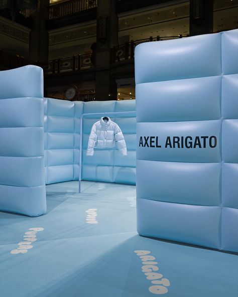 Axel Arigato Puffer Pop-Up, NK Stockholm. Store Aesthetic, Axel Arigato, Retail Store Design, Retail Interior, Environmental Design, Store Interior, Purim, Display Design, Pop Up Stores