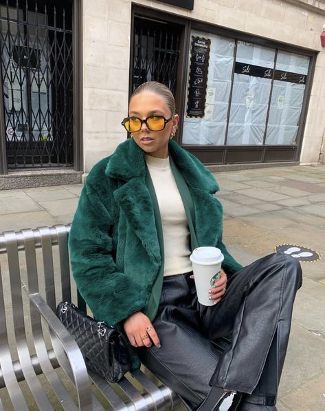 Green Fur Coat Outfit, Green Fur Jacket, Jacket Winter Outfit, Green Fur Coat, Fur Jacket Outfit, Fur Outfit, Fur Coat Outfit, Cold Weather Outfit, Green Fur