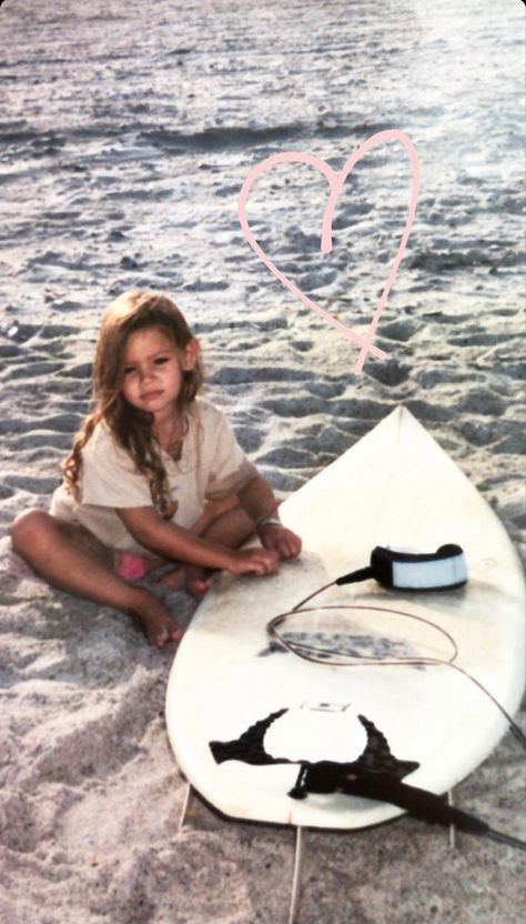 Old Baby Pictures 2000s, Beach Kids Aesthetic, Kids Surfing, Kids On The Beach, Surfing Kids, Surfer Kids, Surfer Baby, Surfing Aesthetic, Dream Kids