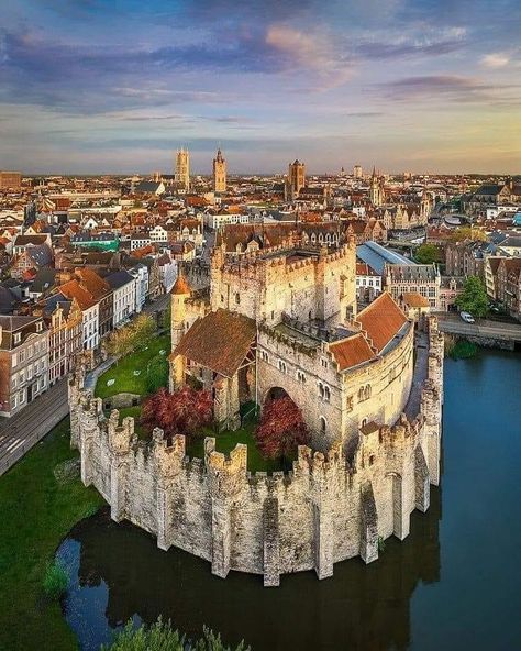 Gravensteen Castle, Ghent, Belgium Photo: Michael Abid Gent Belgium, Ghent Belgium, Belgium Travel, Beautiful Castles, A Castle, Beautiful Places In The World, Places Around The World, Most Beautiful Places, Art And Architecture