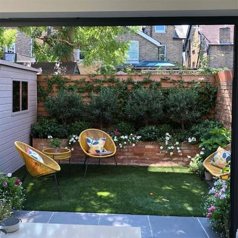 Tiny Yard, Small City Garden, Small Courtyard Gardens, Courtyard Gardens Design, Small Courtyards, Small Backyard Gardens, Small Yard, Backyard Garden Design, City Garden