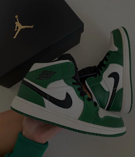 Jordan Verdes, Tenis Nike Jordan, Cute Jordans, Sneakers Nike Jordan, Trendy Shoes Sneakers, Nike Shoes Girls, Nike Fashion Shoes, Jordan Shoes Girls, Jordan Shoes Retro