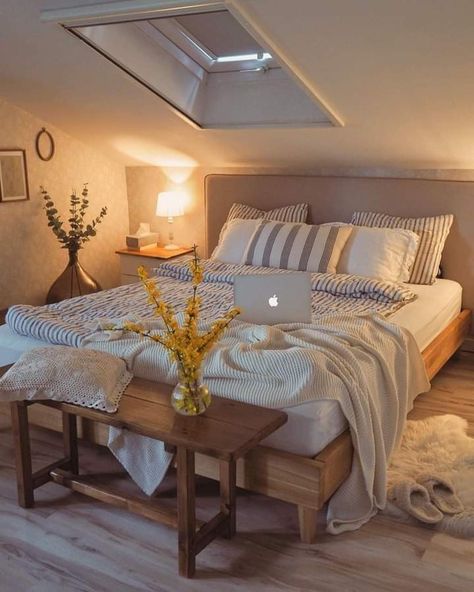 Bedroom In Eaves, Decorating Sloped Ceilings Bedroom Ideas, Small Bedroom With Sloped Ceiling, Attic Guest Room Ideas, Guest Bedroom Attic, Cosy Attic Bedroom, Attic Guest Room Sloped Ceiling, Bedroom With Eaves, Small Bedroom Loft Ideas