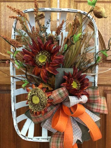 Farmhouse Basket, Baskets Ideas, Fall Thanksgiving Wreaths, Basket Wreath, Basket Decor, Fall Arrangements, Fall Deco, Home Decoration Ideas, Wreath Diy