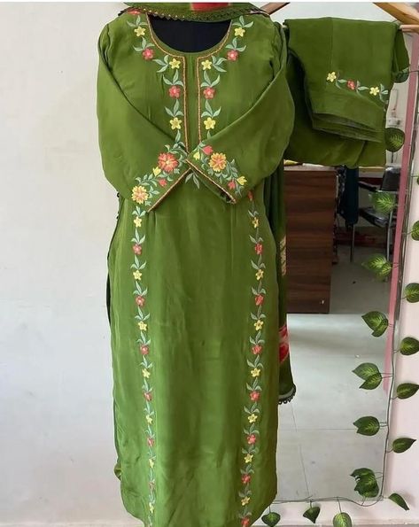 Suit Pic, Designer Suits For Wedding, Kurtis Design, Stylish Kurtis, Punjabi Suits Designer Boutique, Stylish Kurtis Design, Lehenga Red, Salwar Pattern, Punjabi Outfits