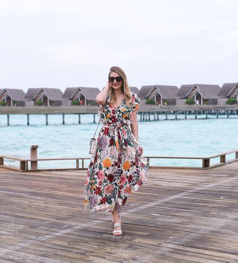 Popular Chicago blogger Visions of Vogue shares the ultimate Maldives Travel Guide, where to stay, when to go and more. Click here now for all the info!(Mena floral Free People dress) Honeymoon Dresses For Maldives, Dresses For Maldives, Maldives Dress Style Women, Maldives Outfits Women, Maldives Outfit Ideas Women, Maldives Dress Style, Maldives Outfit Ideas Beach Styles, Dresses For Goa Trip For Women, Goa Dress For Women