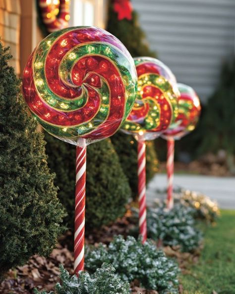 Pool Noodle Lollipop Diy, Pool Noodle Christmas Crafts, Pvc Christmas Decorations, Pool Noodle Christmas Decorations, Pool Noodle Christmas, Christmas Yard Decor, Homemade Lollipops, Candy Cane Lollipops, Pool Noodle Crafts