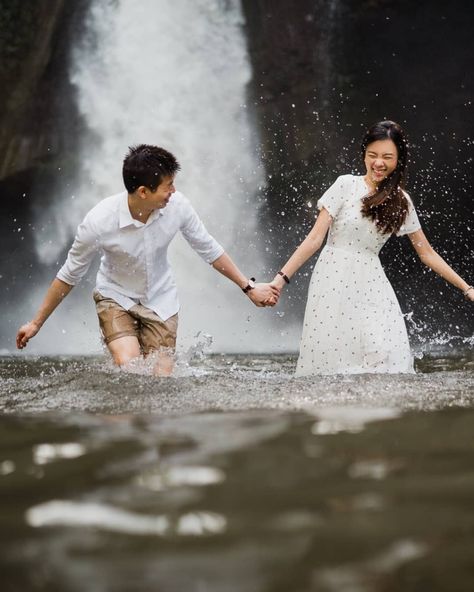 Waterfall Couple Poses, Waterfall Couple Photoshoot, Waterfall Poses, Lake Photoshoot Ideas, Pre Wedding Photoshoot Beach, Fall Couple Pictures, Couples Beach Photography, Lake Photoshoot, Pre Wedding Photoshoot Outfit