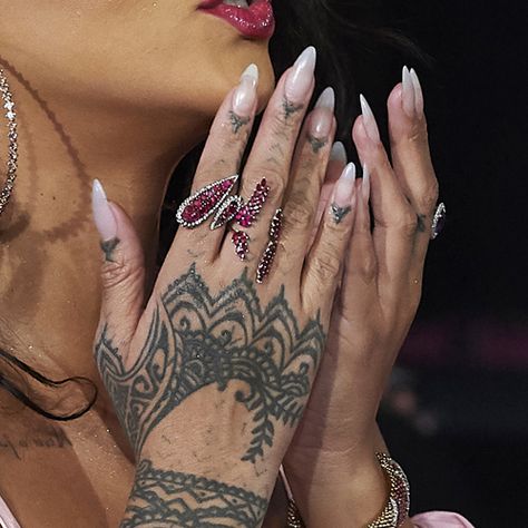 Rihanna Clear Nails | Steal Her Style Rhianna Hand Tat, Rihanna’s Nails, Rihanna Nails Designs, Rihanna Hands, Rihanna Tattoo Ideas, Rhianna Nails, Rihanna Rings, Rhianna Tattoos, Celeb Nails