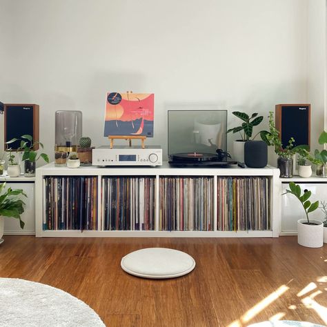 Vinyl Record Storage Ikea, Audiophile Room, Home Music Rooms, Vinyl Room, Record Room, Music Listening, Stylish Interior Design, Kallax Ikea, Home Office Space