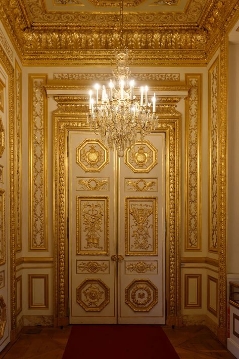 Palace Aesthetic, Palace Interior Royal, Italian Home Exterior, Gold Palace Fantasy Art, Versailles Palace Interior, Palace Hallway Aesthetic, Golden Castle Interior, Golden Door, Old Gates