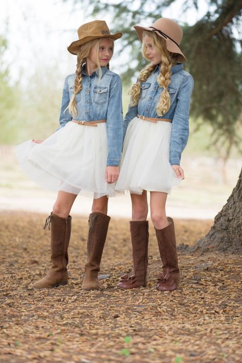 Cowgirl Outfits For Girls, Girl Cowgirl Outfits, Girls Cowgirl Outfit, Photoshoot Sisters, Denim And Tulle, Western Cowgirl Outfits, Mode Country, Fashion Cowgirl, Preteen Clothing