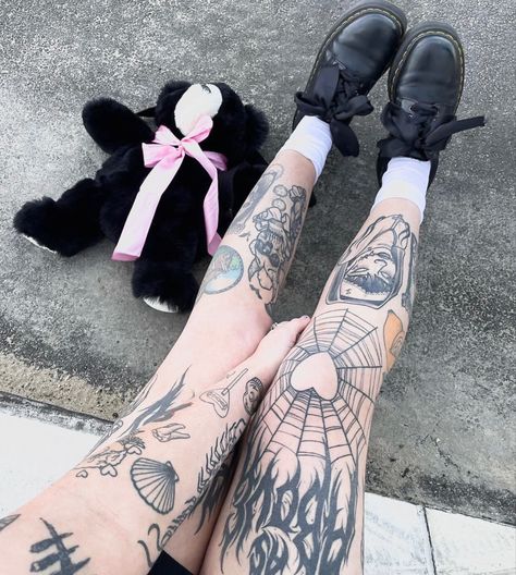 Goth Leg Tattoos Women, Goth Mom Tattoo, Thigh And Knee Tattoos Women, Goth Girl Tattoo Ideas, Goth Knee Tattoos, Knees Tattoo, Knee Tattoo Ideas, Knee Tattoos, Garter Tattoo