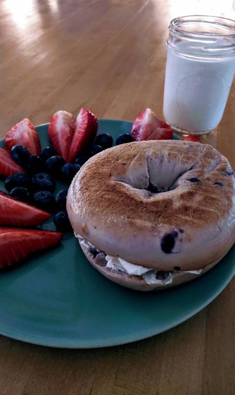 Cream Cheese Bagel, Bagel With Cream Cheese, Blueberry Bagel, Cheese Bagels, Meal Box, Bakery Foods, Bagel Cream Cheese, Blueberry Cream Cheese, Healthy Food Motivation