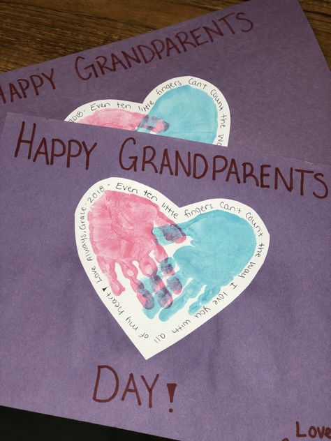 Crafts To Give Grandparents, Baby Handprint Art Grandparents, Art With Grandparents, Grandkids Crafts For Grandparents, Grandparent Preschool Craft, Grandparents Day Ideas For School Preschool, Grandparents Day Cards Homemade, Cute Grandparents Day Crafts, Grandparent's Day Craft Preschool