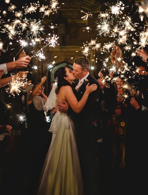 Wedding Sparklers Photos, Winter Wedding Photos, Wedding Portrait Poses, Sparkler Send Off, Wedding Sparklers, Sparkle Wedding, Wedding Photos Poses, Wedding Mood, Wedding Photo Inspiration