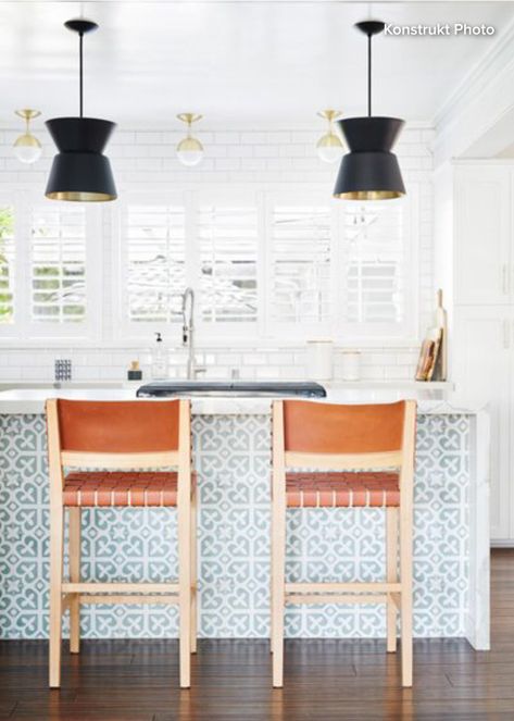 Tile on the back of an island is both pretty and practical -- no shoe scuffs! Kitchen Island Tile, Wallpaper Kitchen Island, Kitchens 2022, Kitchen Island Colors, Coloured Kitchens, Tropical Luxe, Forest Kitchen, Island Colors, Patterned Kitchen Tiles