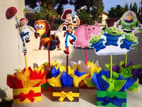 Hermosos diseños originales para centros de mesa de toy story, arreglos económicos que tu misma puedes hacer, en este articulo los encontraras. Toy Story Centerpieces, Woody Party, Buzz Lightyear Party, Toy Story Party Decorations, Toy Story Baby, Toy Story Theme, Trendy Toys, Toy Story Buzz Lightyear, Toy Story Birthday Party