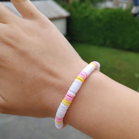 Flat Bead Bracelet Ideas Summer, Cute Heishi Bracelets Ideas, Flat Bead Bracelet Ideas Aesthetic, Clay Bead Inspo, Flat Bead Bracelet, Clay Beads Ideas, Clay Bracelet Ideas, Clay Bead Jewelry, Bead Business