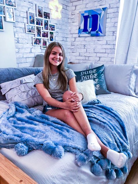 𝚌𝚛𝚎𝚍𝚒𝚝: @bpfounder 𝚘𝚗 𝙿𝚒𝚗𝚝𝚎𝚛𝚎𝚜𝚝 Dorm Things, University Room, University Apartment, University Rooms, Move In Day, Pom Pom Throw Blanket, College Vibes, Dorm Room Decorating, University Dorm