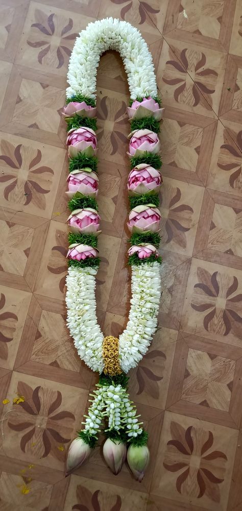 Lotus Flower Malai For Wedding, Flowers Hara Design, Lotus Flower Malai, Flower Malai Designs, Flower Hara For Wedding, Lotus Flower Garland Wedding, Lotus Mala For Wedding, Lotus Garland Indian Wedding, Marriage Garlands Indian