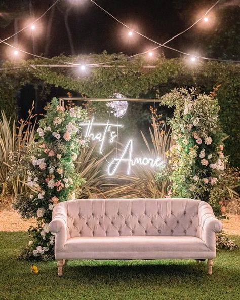 Wedding Photo Corner Ideas Backdrops, Classy Photo Booth Wedding, Couch Photo Booth Wedding, Photo Booth For Wedding Receptions, Picture Corner Wedding, Photobooth Ideas For Wedding Receptions, Photo Booth For Reception, Wedding Decorations Photo Booth, Photo Op Wedding Ideas