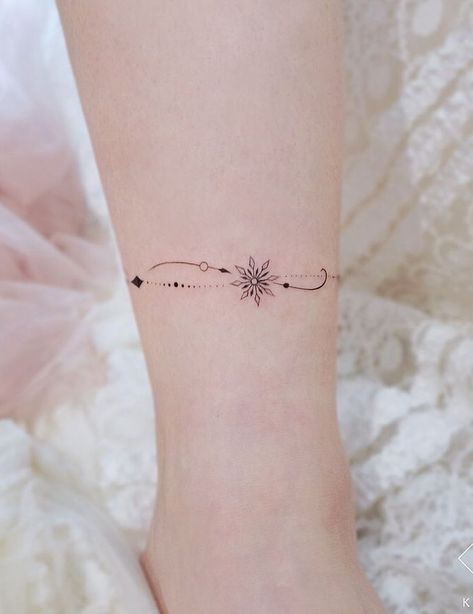 Armband Tattoo Frau, Tattoos Pulseras, Wrist Bracelet Tattoo, Minimalist Tattoo Ideas, Ankle Bracelet Tattoo, Anklet Tattoos, Small Tattoos With Meaning, Meaningful Tattoo, Tasteful Tattoos