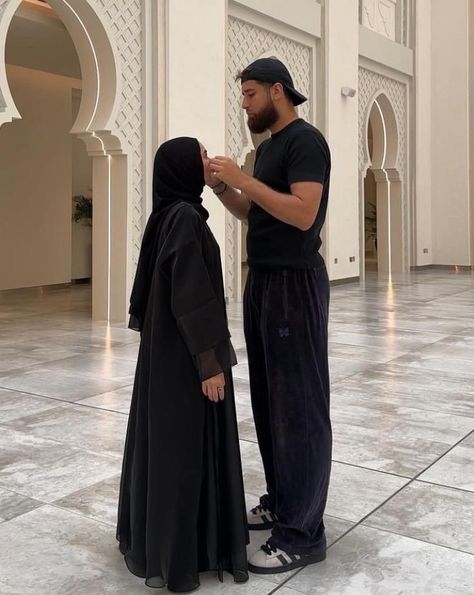 Islam Marriage, Stile Hijab, Muslim Couple Photography, Cute Muslim Couples, Couples Vibe, Muslimah Aesthetic, Couples Poses For Pictures, Abayas Fashion, Hijab Outfit