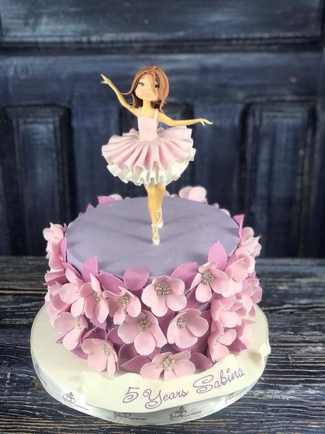 #kidscake #girlcake #flowerscake #pinkcake #ballerinacake Ballerina Doll Cake, Fondant Ballerina, Ballerina Birthday Party Cake, How To Use Fondant, Ballet Cakes, Cake Designs For Girl, Ballerina Cake, Modelling Chocolate, Ballerina Cakes