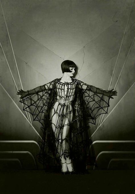 Spider costume via The Jazz Age on Facebook Burlesque Vintage, Vintage Burlesque, Vintage Halloween Costume, Louise Brooks, Finger Waves, Foto Poses, Amanda Seyfried, Silent Film, Geek Culture