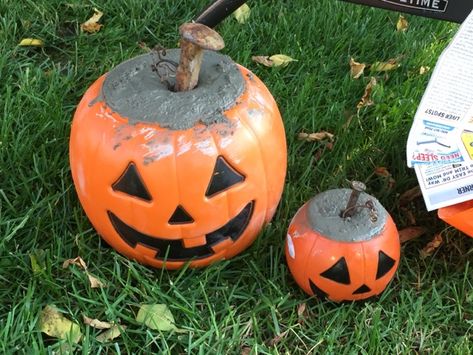 The Old Tattered Flag: Cement pumpkins Cement Pumpkins, Concrete Pumpkins, Easy Diy Fall Decor, Diy Seasonal Decor, Tattered Flag, Homemade Halloween Decorations, Cement Diy, Concrete Diy Projects, Concrete Projects