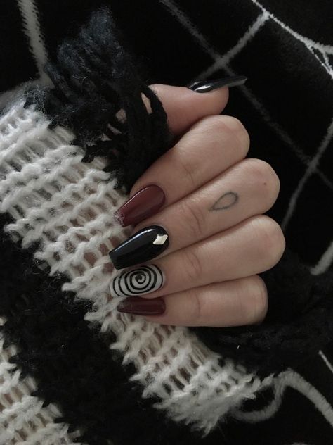 Motionless In White Inspired Nails, Goth Acrylic Nails Short, Gothic Acrylic Nails Coffin, Goth Nail Inspo Acrylic, Goth Manicure Short, Nail Designs Alt, Grunge Acrylic Nails Aesthetic, Nails Acrylic Gothic, Acrylic Nails Gothic