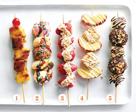 Sweet Kabobs Desserts, Dessert Kebabs Skewers, Desert Skewers Ideas, Dessert Kabobs For Party, Desert Kabobs, Fruit Sticks Ideas, Bagel Wall, Sweets On A Stick, Dessert On A Stick